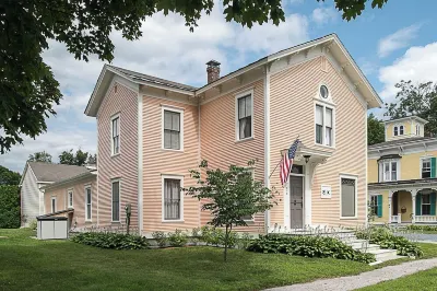 Luxurious guest home with private art gallery in the heart of a historic village Hotel di 
