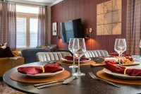 A&M Luxury Game Day House - 1 Mile to Kyle Field, Hot Tub, Fire Pit, Golf