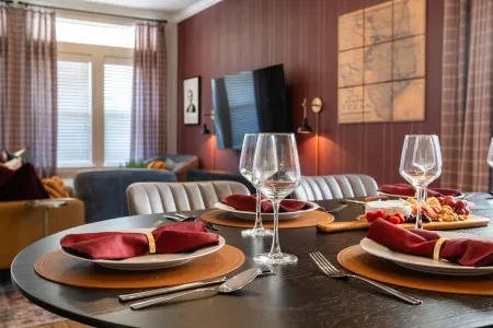 A&M Luxury Game Day House - 1 Mile to Kyle Field, Hot Tub, Fire Pit, Golf