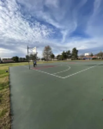 Charming 3-bedroom house in Moreno Valley with huge pool ,spa and connected lake