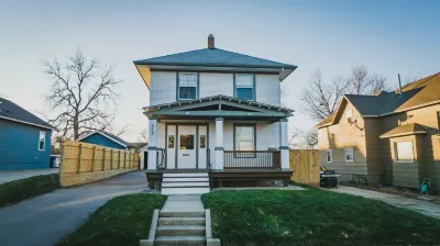 Clean King Bed Home - 3 Min to downtown & Falls Park, 10 min to Airport Hotels near Falls Park