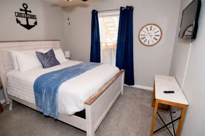 Clean 2BD 2BA Condo w Slip - 5 Minutes to Bagnell Dam!  Plus Pool & Swim Dock!