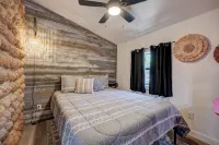 WATER FRONT-HOT TUB- WALKING DISTANCE to main strip. Cobblestone Retreat