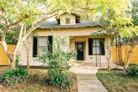 Cozy Casita, Private Big Backyard + Firepit, 6 Min to RIVERWALK San Antonio Hotels in Southside