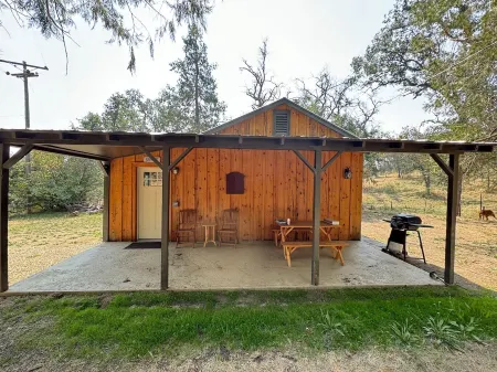 Newly remodeled ranch bunkhouse, just 35 min from Kings Canyon