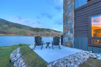WATERFRONT- Mountain Modern Retreat-Private Hot Tub and Epic Views