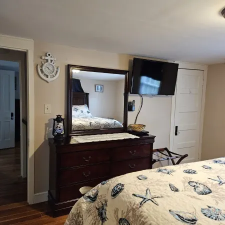 Mystic Home Perfect for Families- Easy Walk to Downtown. .