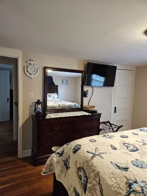 Mystic Home Perfect for Families- Easy Walk to Downtown. .