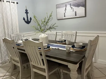 Tropical Backyard Heated Pool House Close to Beach