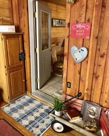 Charming Cabin Overlooking Beautiful Mountains. Watch the Horses Off the Deck!