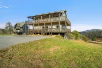 Dollywood Luxury Smoky Mtn Pool Cabin, Amazing view, Hot tub,Arcade, Pets ok