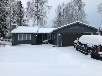 Artist Retreat, ranch home just minutes from downtown Anchorage. 추가치 스테이트 파크 헤드쿼터스 주변 호텔