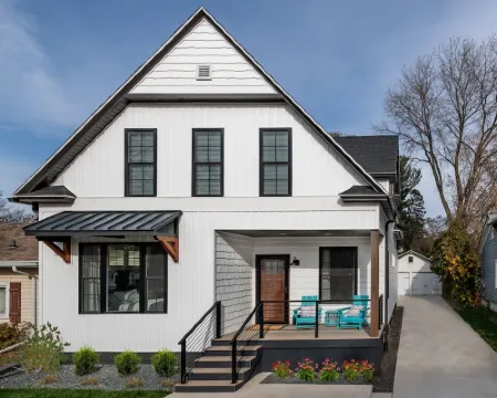 Luxury Lake House-4Bed-2Bath-NEW Renovation 2023-Walk to Beach, Dining, & More.