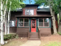 Walking Distance to Arena, Main Street, Mirror Lake, and Restaurants!