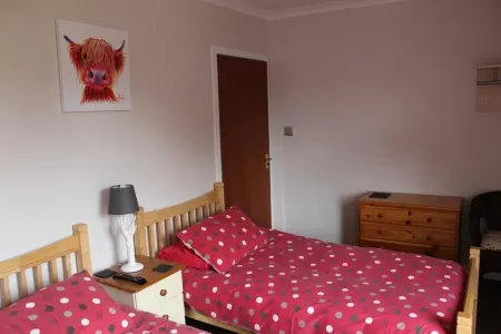 Sleeps 6: Large 4 Bedroom, 4 Bathroom House in Central Portree