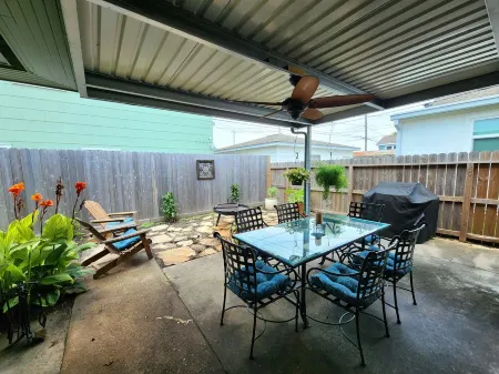 Central Palm Garden Oasis,  Mins to Beach,  BBQ, Family Friendly Отели рядом с достопримечательностью «Парк Сивулф»