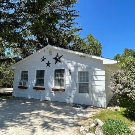 Cute Cottage - Center of the Door Peninsula - Pet Friendly!