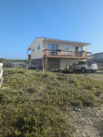 Beachfront 2-bedroom cottage with breathtaking view and just steps to the beach