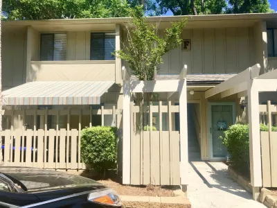 Beautiful 2 Bdrm Condo-Steps to Beach and Pool-All Beach Supplies Included