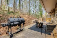 10 min to Asheville, private 2 acres w/ huge deck and sleeps 10!