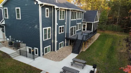 Large 8 bedroom multi-family retreat on Castle Rock Lake near WI Dells
