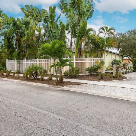 Tropical Oasis W/Heated Pool 2 miles to the  Beach