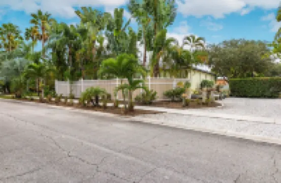 Tropical Oasis W/Heated Pool 2 miles to the  Beach
