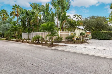 Tropical Oasis W/Heated Pool 2 miles to the  Beach