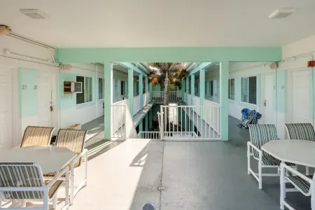 Tranquil setting one bedroom condo on Pass a grille beach Отели в г. Сейнт Пит Бич