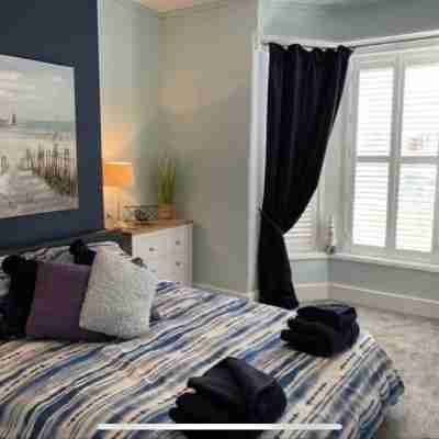 Ground floor 2 bedroom apartment with parking just 60 seconds to the seafront Rooms