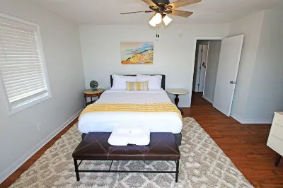 Clean and inviting Canal Front Cottage Hotel dekat Waterfront Boardwalk