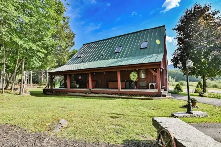 Awesome Views! 3 minute drive to the Sunday River liftsSleeps 8