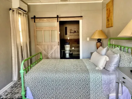 Cozy 2- bedroom, full bath guest house on working farm, 1 mile to racetrack.