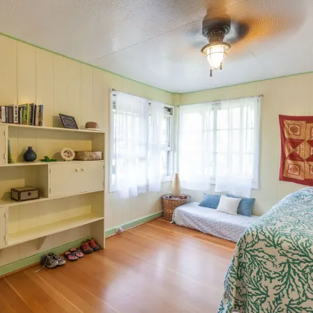 Traditional Hawai'i home near Hilo town - solar powered!