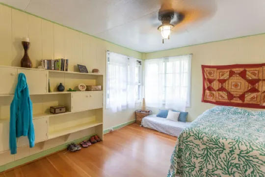 Traditional Hawai'i home near Hilo town - solar powered!