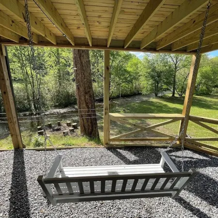 Spacious 4-bedroom river front cabin with WiFi, Game Room & Hot Tub for 15