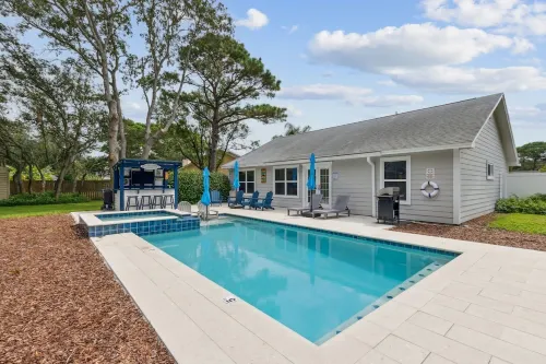 Pool & Hot Tub! Pool Bar! Bikes! 4 Min to Beach! Arcade Games! Golf Cart!!