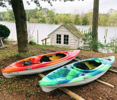 Inviting Waterfront Cottage on Cedar Creek
