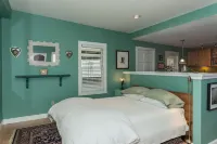 Artfully furnished guest house