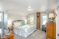 The Rustic Rose - 4 Bedroom House w/ Hot Tub Near Downtown