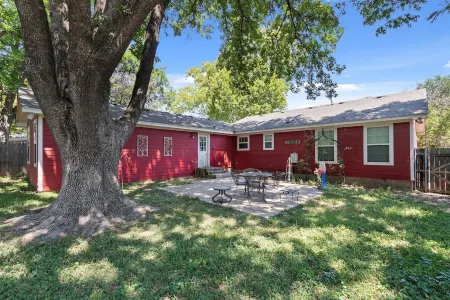 La Casa Roja - Pet-Friendly - 3Br Home - Walk to Castle & Downtown Waco