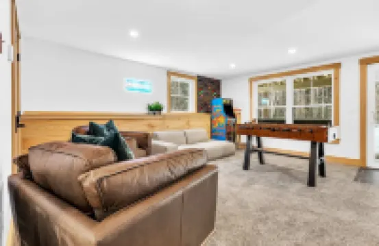 NEW Chalet 6 minutes from Sunday River! Hot tub, Sauna, Sleeps 12, Dog Friendly!