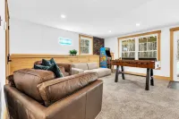 NEW Chalet 6 minutes from Sunday River! Hot tub, Sauna, Sleeps 12, Dog Friendly!