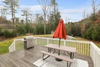 Lakefront Backyard! Secluded Fishing, Kayaks, Arcade Room, Poker Room and Gym!