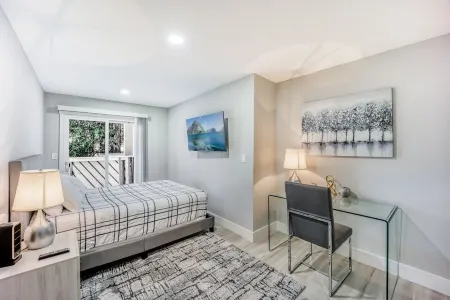 493-Grandeur Home, AC & Patio near Meta & Stanford Отели рядом с достопримечательностью «Мета Хедквотерс»