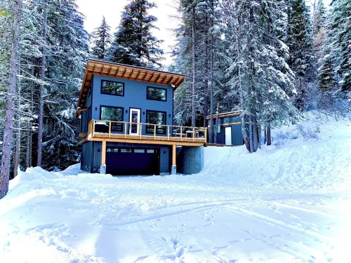 Custom Cabin: Great Location, Hot Tub, & More!