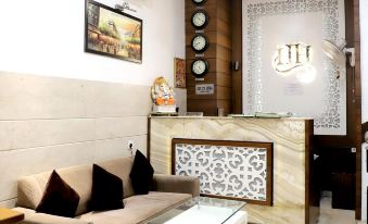 Hotel Hollywood Heights Near Railway Station