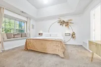 Convenient City Retreat with MASSIVE Backyard, 10 mins from Airport Hotels near Hartsfield-Jackson Atlanta International Airport
