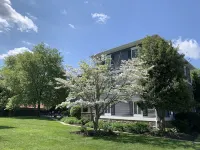 POOL, PARKING, 2BR 2 BA, walk to town!