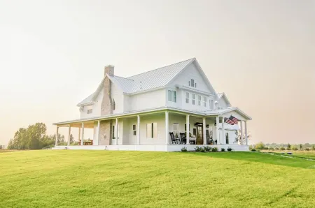 Peaceful Luxury Farmhouse Stay in Rexburg - Sleeps up to 22 people